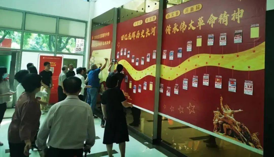 逃离昏暗下的小村